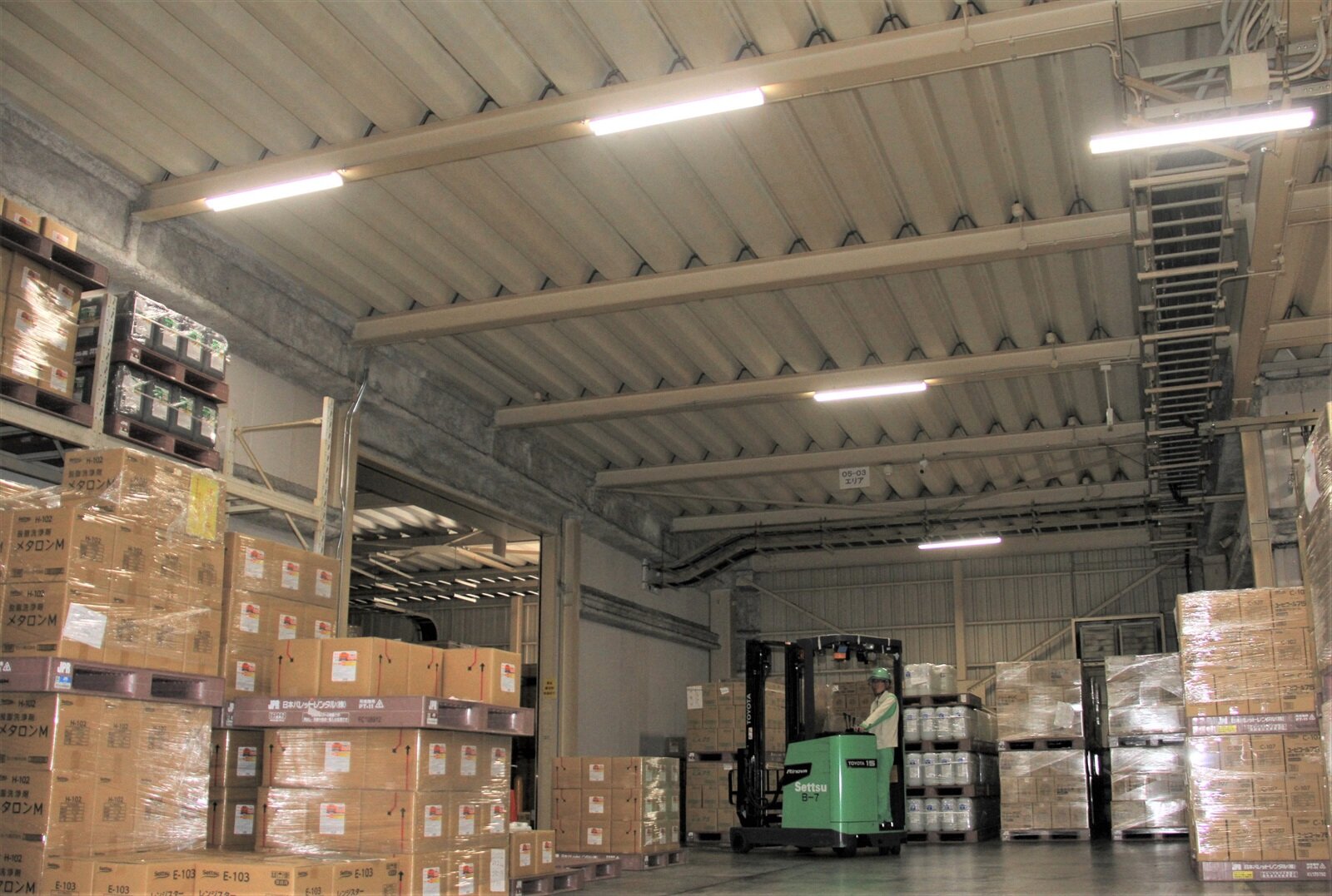 LED照明システムを導入したセッツ株式会社本社事業場物流倉庫